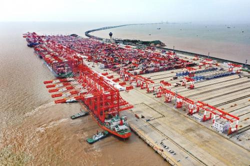 五台巨型桥吊进港 上海洋山港四期自动化码头装卸能力将提升25%
