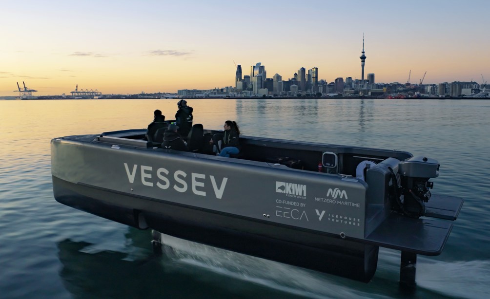 Vessev推出电动水翼艇